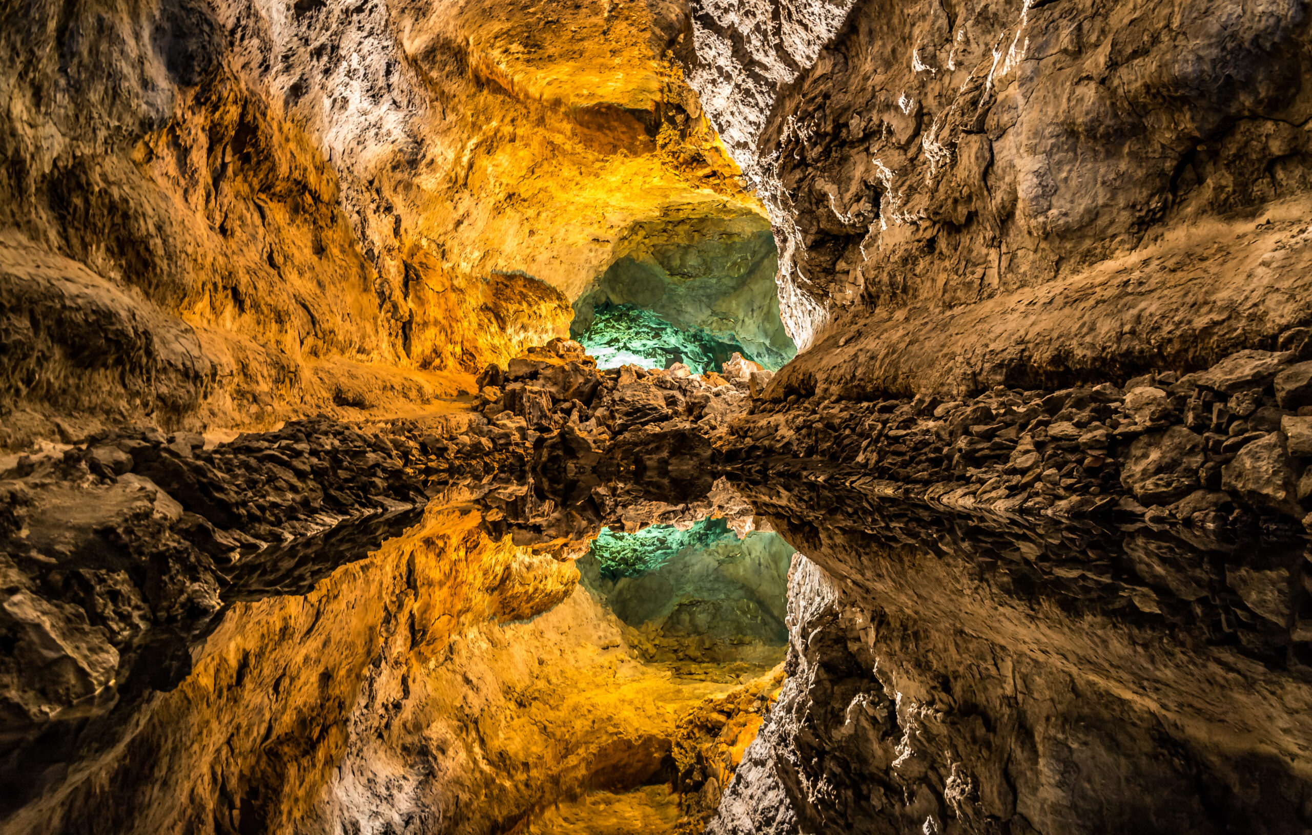 Optical,Illusion,-,Water,Reflection,In,Cueva,De,Los,Verdes,